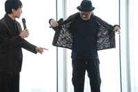 イベントのグッズであるライダースジャケットを着用し登場した大塚明夫。登場早々、裏地の柄を披露した。
