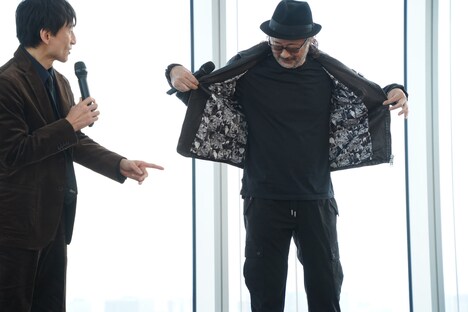 イベントのグッズであるライダースジャケットを着用し登場した大塚明夫。登場早々、裏地の柄を披露した。