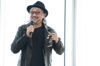 胸元の「ブラック・ジャック」のピンバッジを披露する大塚明夫。