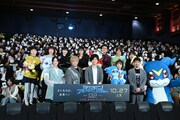 映画「デジモンアドベンチャー02 THE BEGINNING」完成披露舞台挨拶の様子。上段左から浦和めぐみ、徳光由禾、M・A・O、朝井彩加、遠近孝一、高橋直純、松本美和、下段左から釘宮理恵、緒方恵美、片山福十郎、野田順子、田口智久監督、ブイモン。
