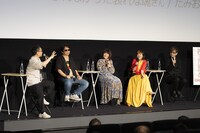 左から佐藤大、多田葵、渡辺信一郎監督、林原めぐみ、山寺宏一。