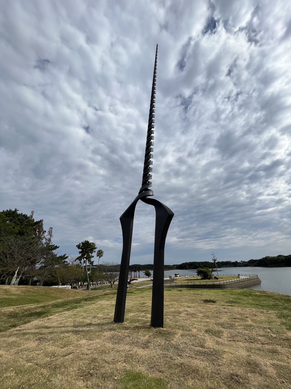 山口・ときわ公園に出現した「ロンギヌスの槍