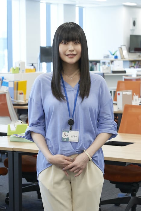 冨手麻妙扮する江口徳子。