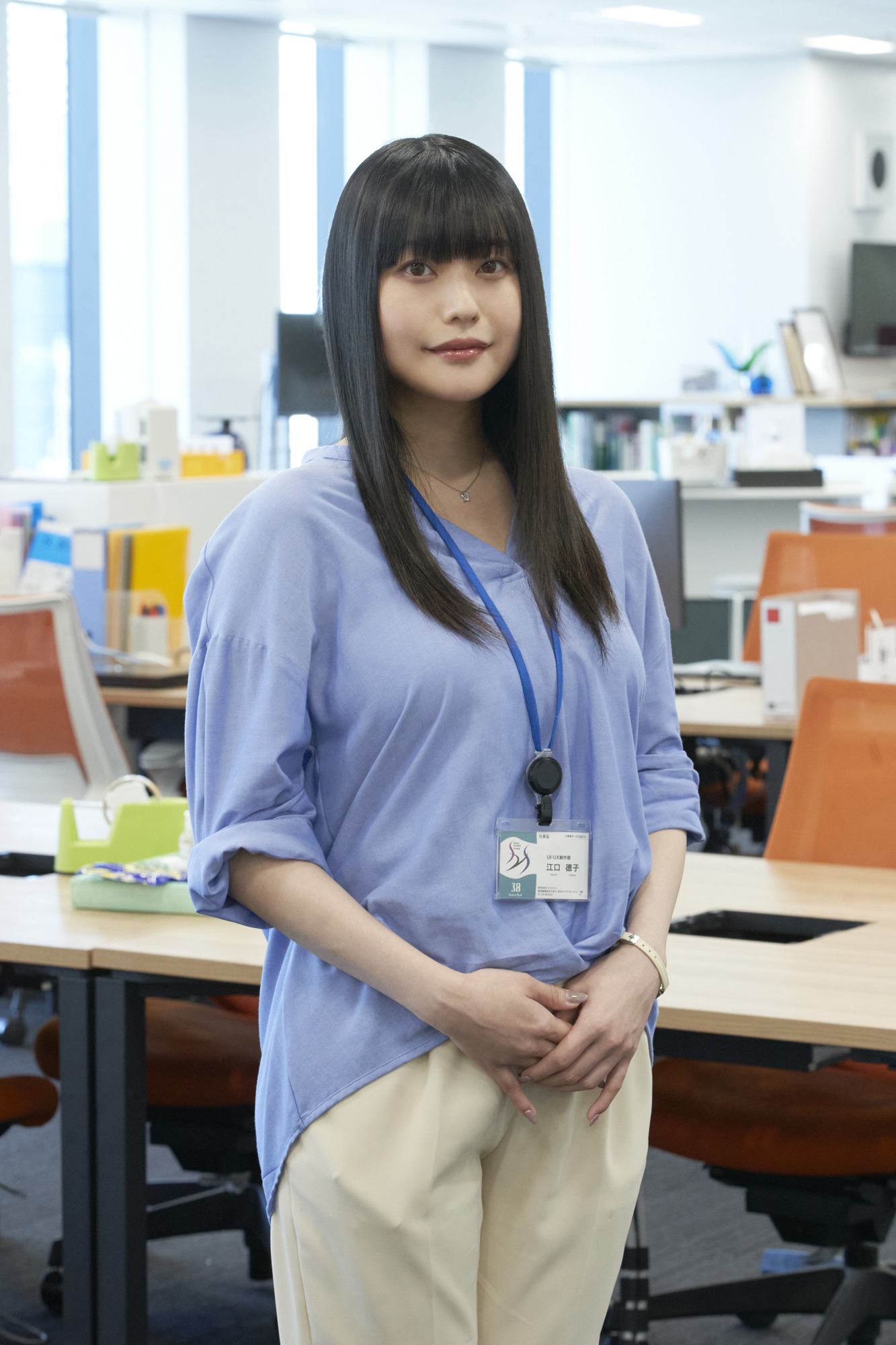 冨手麻妙扮する江口徳子。