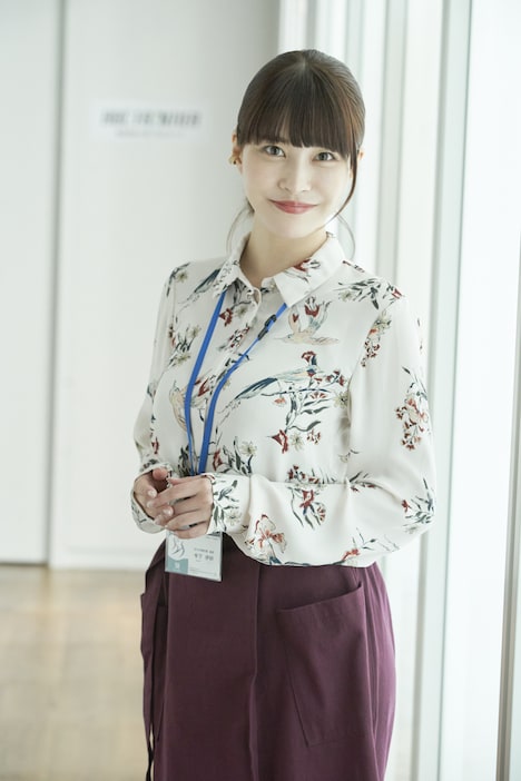 岸明日香扮する今下伊好。