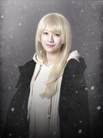 伊藤萌々香扮する佐野エマ。