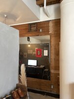 ハチワレ堂での「かしこくて勇気ある子ども」展示風景。