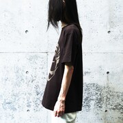 「WHITE MUSTACHE Tee [chocolate]」