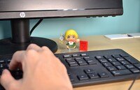 ガッシュ・ベルと魔本のフィギュア。