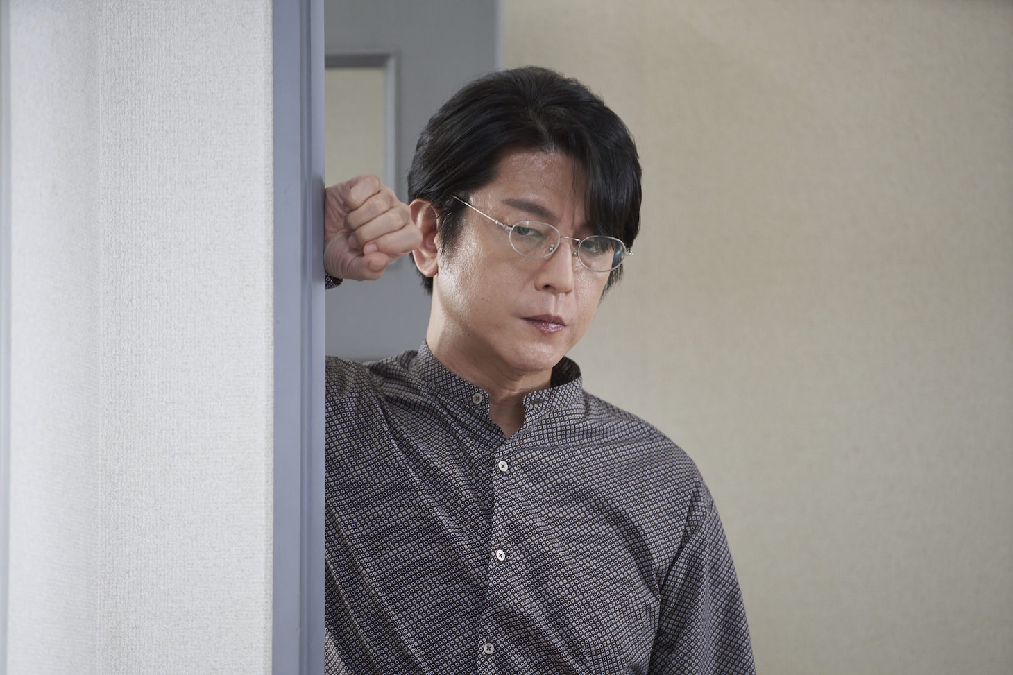 及川光博扮する伸彦。