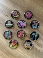 「北斗の拳 世紀末レトロネオン缶バッジ」全10種。販売はブラインド仕様で、コンプリートセットも存在する。