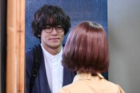 朱里の部屋をワケありの友人・進吾が訪ねるシーン。