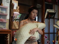 ヒコロヒー扮する和子。 (c)2024『カラオケ行こ！』製作委員会