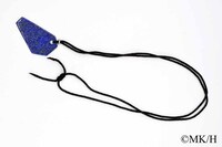 グッズ付き入場券の「ハクの青金石ペンダント」。