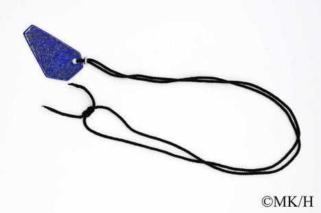 グッズ付き入場券の「ハクの青金石ペンダント」。