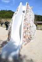 乙事主をモチーフにした滑り台。