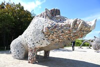 乙事主をモチーフにした滑り台。