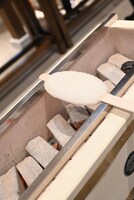 五平餅を焼く様子。