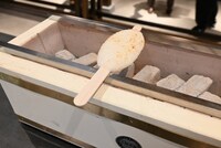 五平餅を焼く様子。