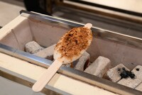 五平餅を焼く様子。