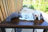 左からタタリ神のマスコット、干し肉、乙事主のマスコット。