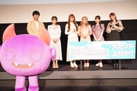 アニメ「アイドルマスター シャイニーカラーズ」第1章初日舞台挨拶の様子。上段左から高山祐介、池田ななこ、河野ひより、関根瞳、礒部花凜、黒木ほの香、下段デビ太郎。