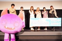 アニメ「アイドルマスター シャイニーカラーズ」第1章初日舞台挨拶の様子。上段左から高山祐介、池田ななこ、河野ひより、関根瞳、礒部花凜、黒木ほの香、下段デビ太郎。