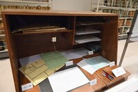 寄贈された作画机。その上には、原画やタイムシートなどが置かれている。