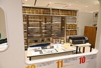 地下の展示コーナー。右の機械はトレスマシン。