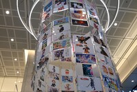 1階のオブジェ。約120のアニメ作品のビジュアルが、年代順に上かららせん状に並んでいる。