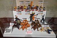 フィギュアなどが並ぶ展示コーナー。