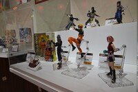 フィギュアなどが並ぶ展示コーナー。