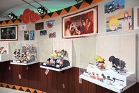フィギュアなどが並ぶ展示コーナー。
