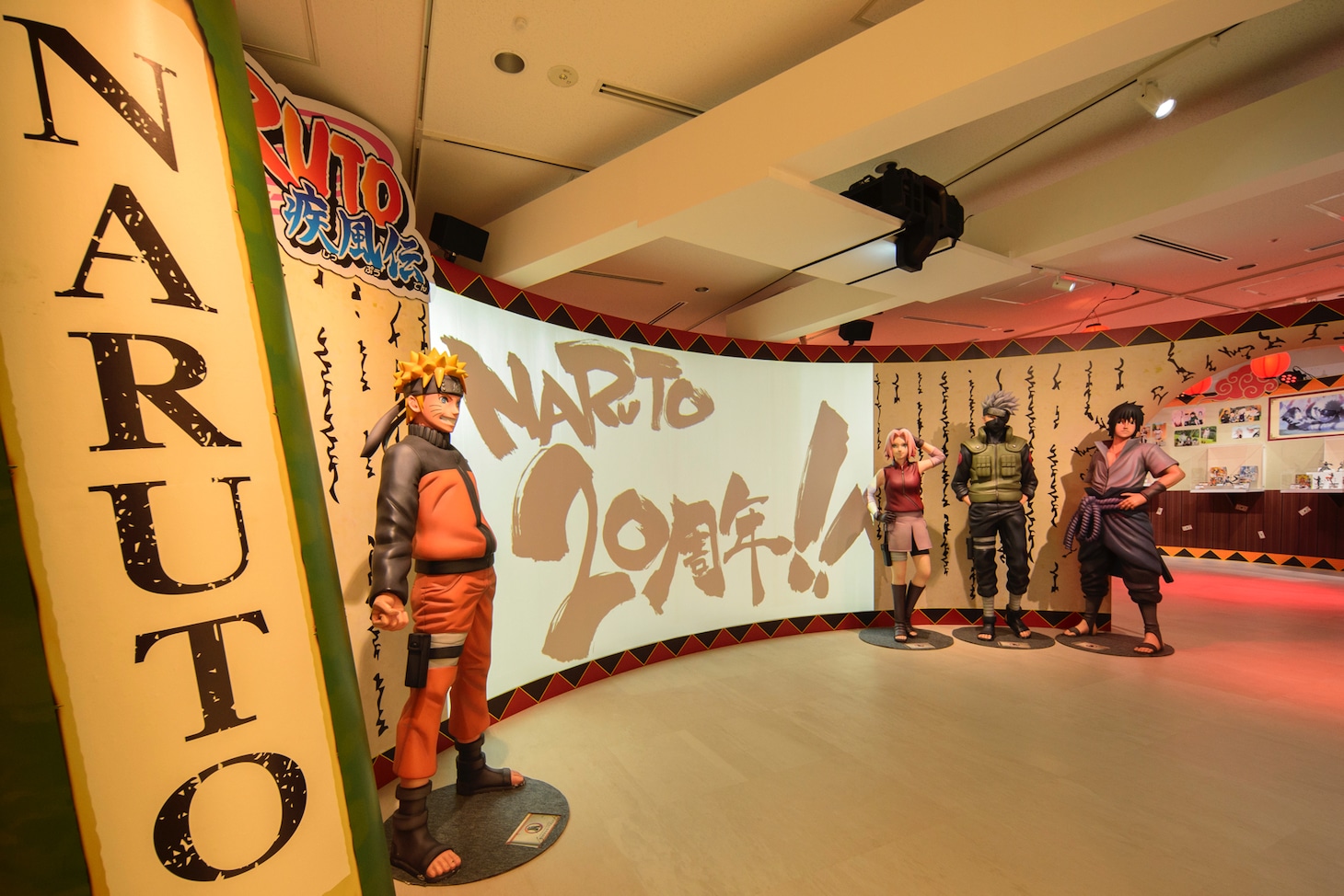 2階では「NARUTO-ナルト-」の展示を展開中。