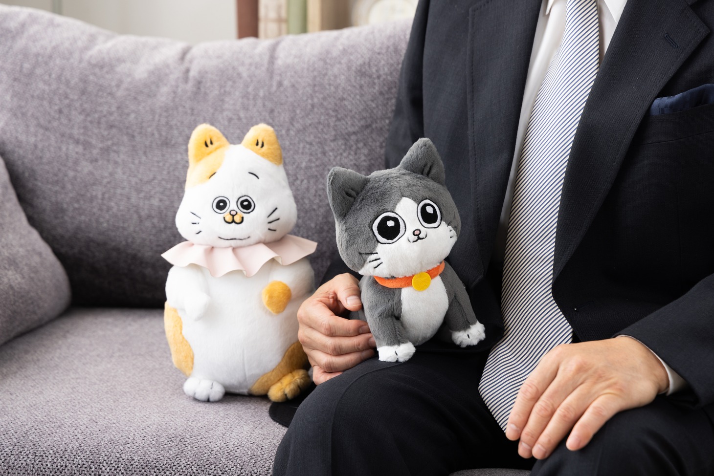 左から「ねこに転生したおじさん てぷちゃん 等身大ぬいぐるみ」、「ねこに転生したおじさん プンちゃん 等身大ぬいぐるみ」。