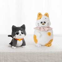 左から「ねこに転生したおじさん プンちゃん 等身大ぬいぐるみ」、「ねこに転生したおじさん てぷちゃん 等身大ぬいぐるみ」。