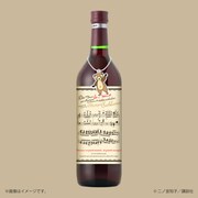 マングースのチャームは、ワインボトルの首からさげて楽しむこともできる。