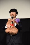 くま工場長のぬいぐるみを抱く作田ハズム監督。