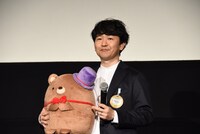 くま工場長のぬいぐるみを抱く作田ハズム監督。