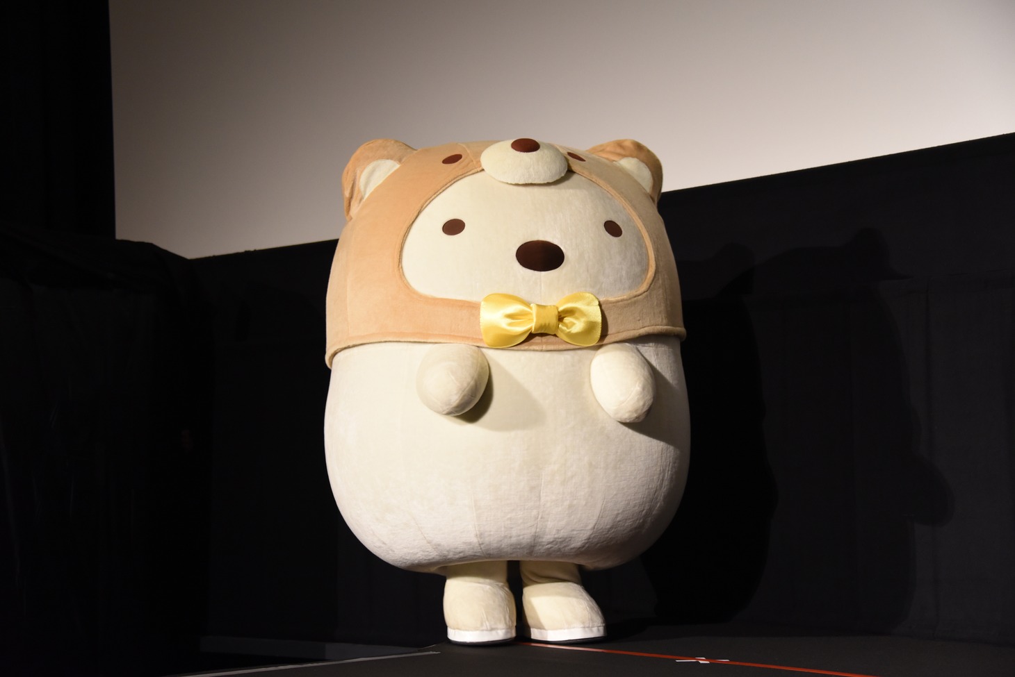 慎重にステージまで歩くしろくま。