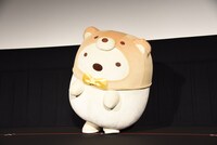 観客に向けポーズを取るしろくま。