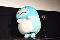 観客に向けポーズを取るとかげ。