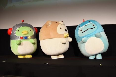 とかげ（右）を迎えるぺんぎん？（左）、しろくま（中央）。