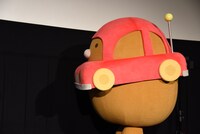 車のかぶりものながら、ゆっくりとした歩みを褒められるとんかつ。