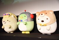 観客に向かって挨拶するすみっコ。左からねこ、ぺんぎん？、しろくま。
