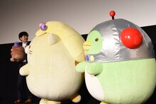 すみっコたちの存在感に圧倒される作田ハズム監督（左）。