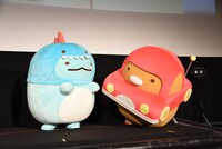 監督に熱い視線を送るとんかつ（右）。