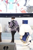 シナモロールと手をつないで降壇する坂田将吾。