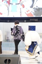 シナモロールと手をつないで降壇する坂田将吾。