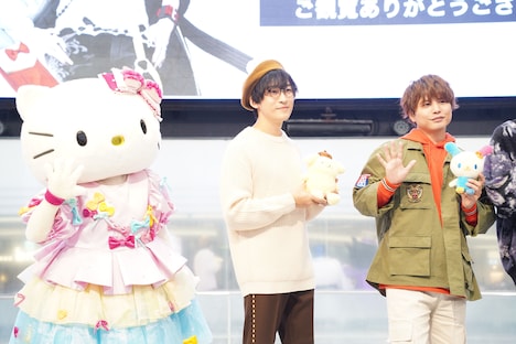 左からハローキティ、寺島拓篤、仲村宗悟。